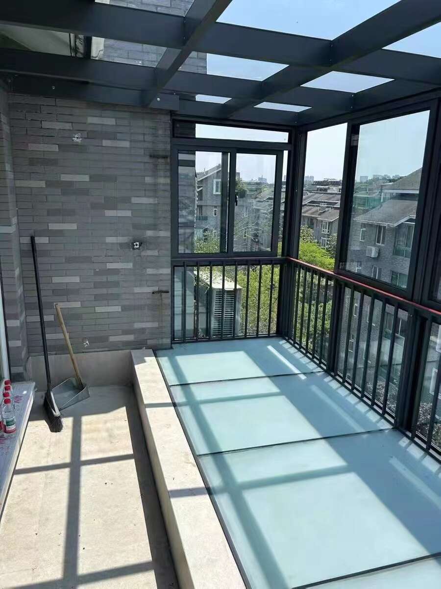 高层顶楼露台差异化设计铝合金阳光房外观与细节全解析