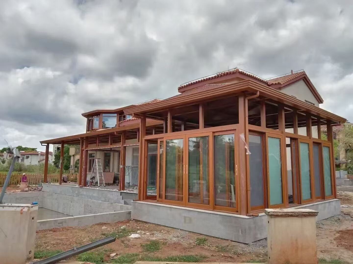 海南别墅仿木纹阳光房实景案例 庭院扩容与美学升级优选