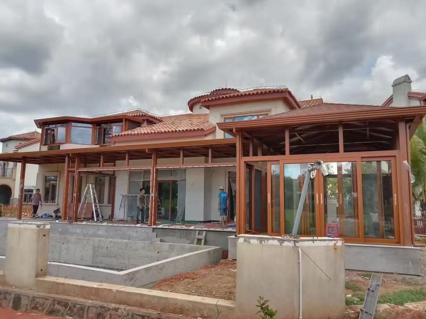 海南别墅仿木纹阳光房实景 海南别墅仿木纹阳光房实景